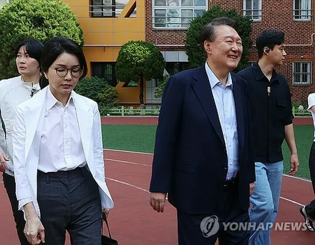 大統領選の投票を済ませ投票所を出る尹氏夫妻＝３日、ソウル（聯合ニュース）