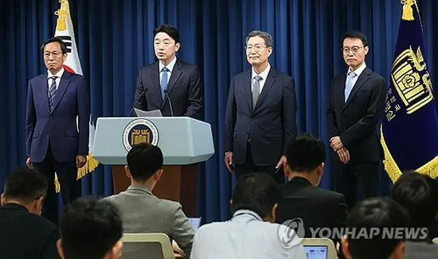 姜勳植大統領秘書室長（左から２人目）が禹相虎氏（左端）、李圭淵氏（右端）、呉桄洙氏の首席秘書官任命を発表した＝８日、ソウル（聯合ニュース）