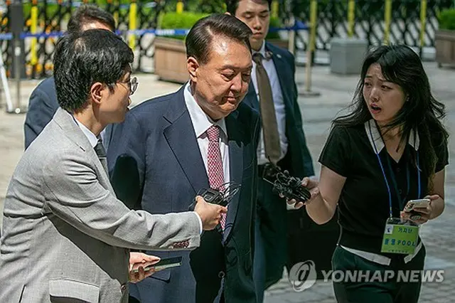 ソウル中央地裁に向かう尹前大統領＝９日、ソウル（聯合ニュース）