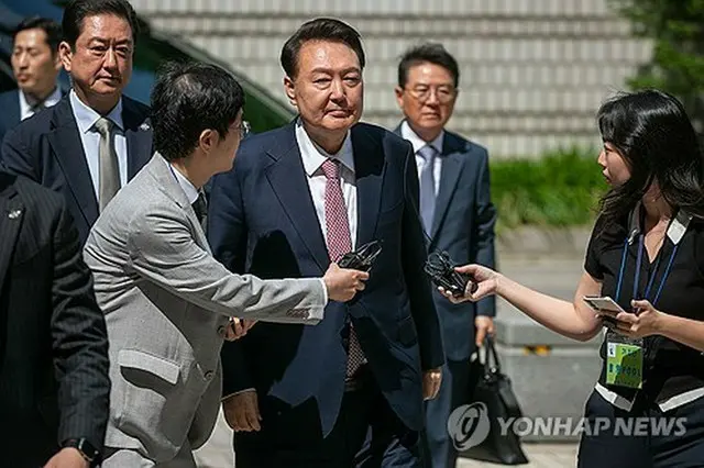 第６回公判に出席するためソウル中央地裁に向かう尹前大統領＝９日、ソウル（聯合ニュース）