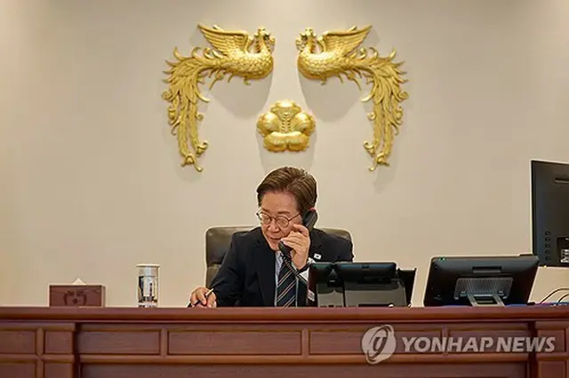 石破首相と電話会談を行う李大統領（大統領室提供）＝９日、ソウル（聯合ニュース）≪転載・転用禁止≫