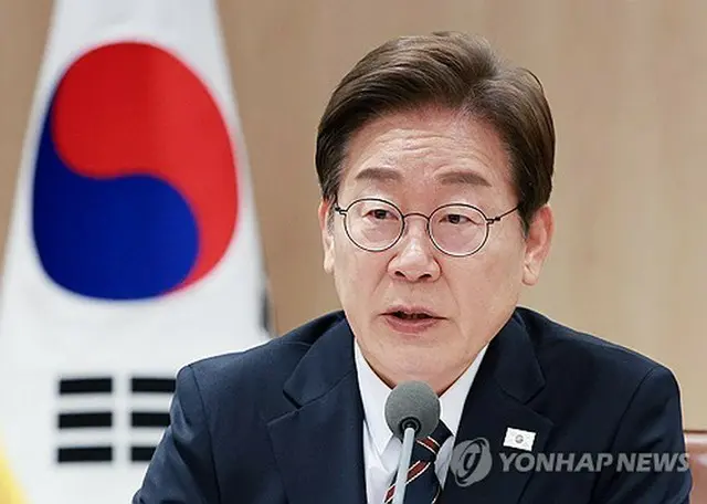 大統領室庁舎で開かれた「非常経済点検タスクフォース（ＴＦ）」の会議で発言する李大統領＝９日、ソウル（聯合ニュース）