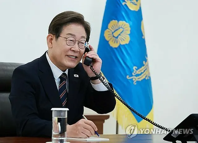 石破首相と電話会談を行う李大統領（大統領室提供）＝（聯合ニュース）≪転載・転用禁止≫