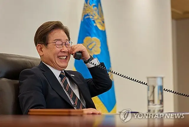 石破首相と電話会談を行う李大統領（大統領室提供）＝（聯合ニュース）≪転載・転用禁止≫
