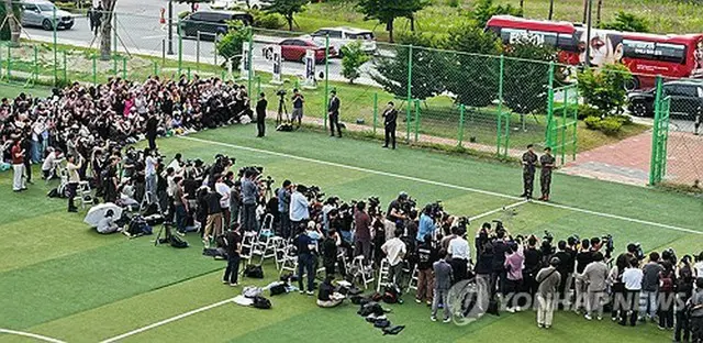 ファンと報道陣に囲まれるＲＭさんとＶさん=１０日、春川（聯合ニュース）