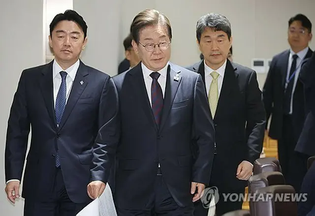 閣議に臨む李大統領＝１０日、ソウル（聯合ニュース）