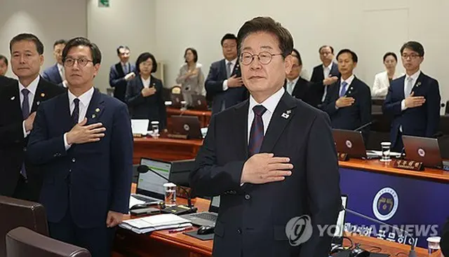 閣議で国旗に敬礼する李大統領＝１０日、ソウル（聯合ニュース）