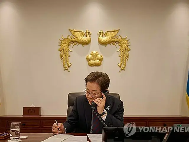 中国の習主席と電話会談を行う李大統領（大統領室提供）＝１０日、ソウル（聯合ニュース）≪転載・転用禁止≫