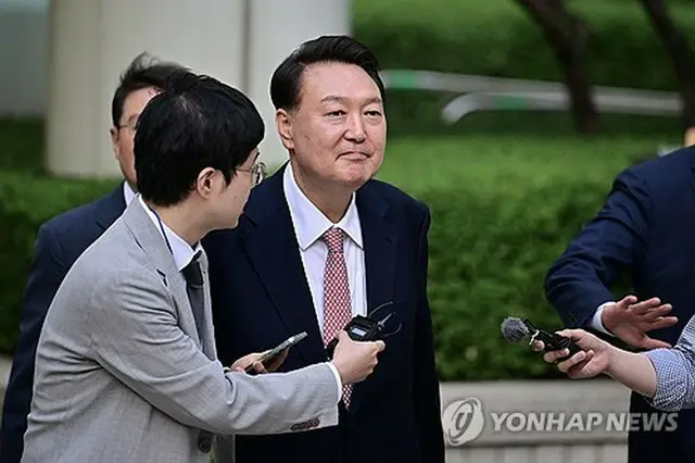 第６回公判に出席するためソウル中央地裁に向かう尹前大統領＝９日、ソウル（聯合ニュース）