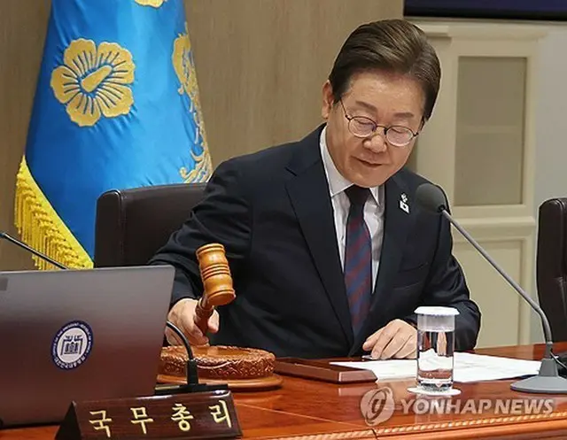 閣議を主宰する李大統領＝１０日、ソウル（聯合ニュース）