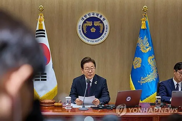 閣議で発言する李大統領＝１０非、ソウル（聯合ニュース）