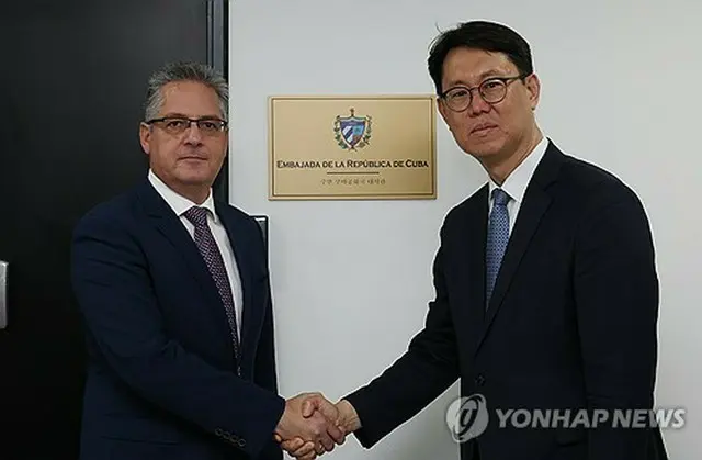 在韓キューバ大使館前で記念撮影する外交部のイ・ジュイル中南米局長（右）とキューバ高官＝１０日、ソウル（聯合ニュース）