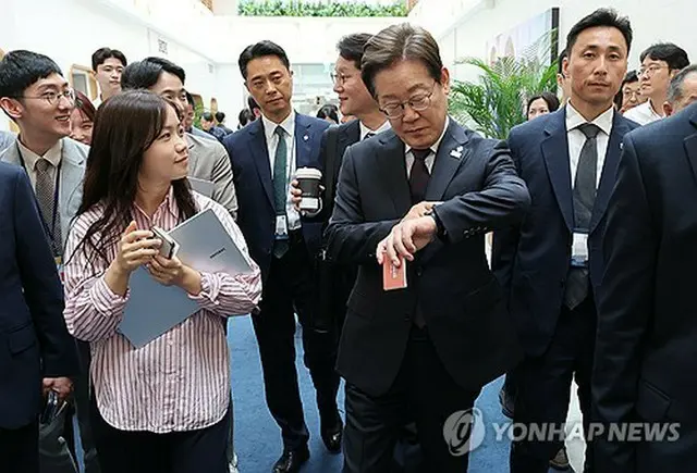 腕時計を見る李大統領＝（聯合ニュース）