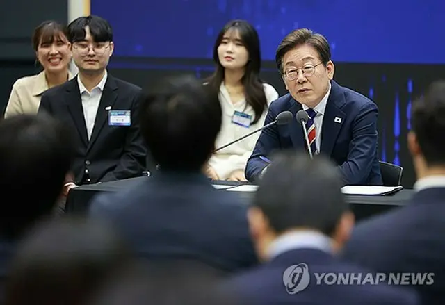 懇談会で出席者の質問に応える李大統領（大統領室通信写真記者団）＝１１日、ソウル（聯合ニュース）