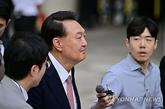 「非常戒厳」宣言を巡り内乱首謀罪などに問われた尹前大統領が、９日にソウル中央地裁で開かれた公判に出席した（写真共同取材団）＝（聯合ニュース）