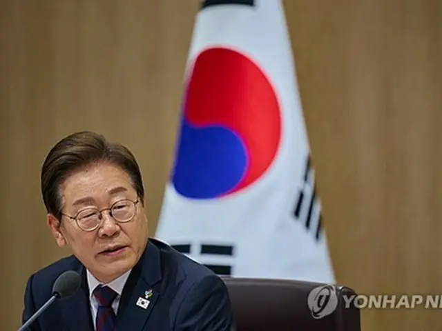 １０日の閣議で発言する李大統領（大統領室提供）＝（聯合ニュース）≪転載・転用禁止≫