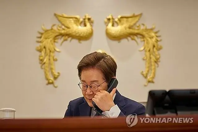 チェコのフィアラ首相と電話会談を行う李大統領（大統領室提供）＝（聯合ニュース）≪転載・転用禁止≫