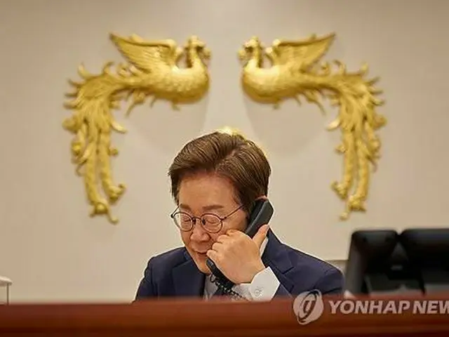 チェコのフィアラ首相と電話会談を行う李大統領（大統領室提供）＝（聯合ニュース）≪転載・転用禁止≫