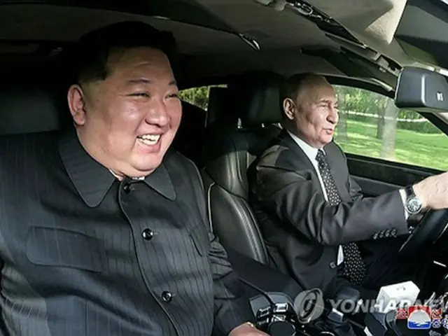 ２４年６月に訪朝したプーチン氏は、金正恩氏にロシア製の高級車「アウルス」を贈った。平壌・錦繍山迎賓館の敷地内でアウルスを交互に運転し親交を深めた＝（朝鮮中央通信＝聯合ニュース）≪転載・転用禁止≫