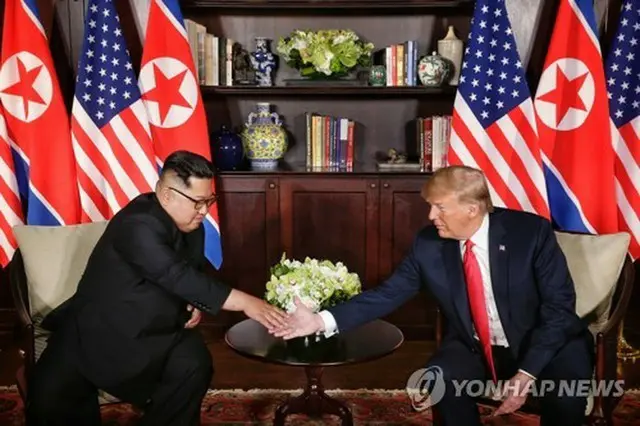 ２０１８年にシンガポールで会談した金正恩氏（左）とトランプ氏（シンガポール当局提供）＝（聯合ニュース）