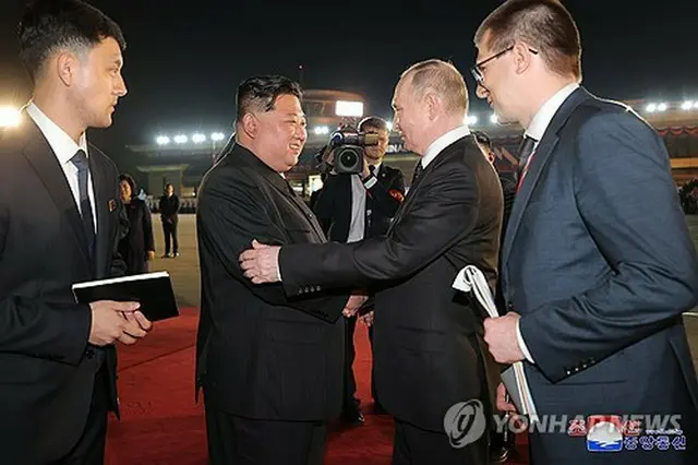 プーチン氏は昨年６月に訪朝した。平壌国際空港でプーチン氏を見送る金正恩氏＝（朝鮮中央通信＝聯合ニュース）≪転載・転用禁止≫