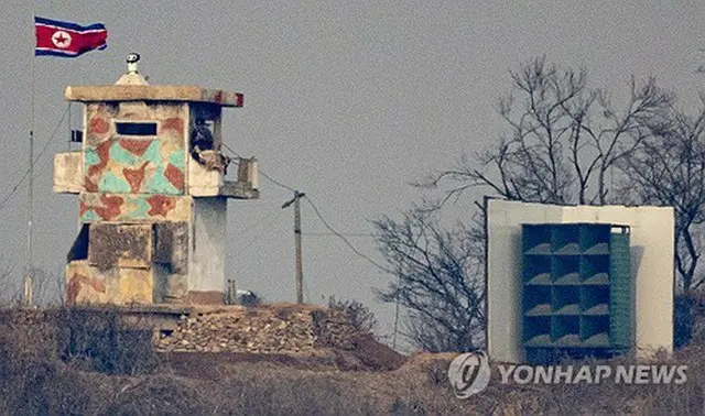 南北軍事境界線から近い京畿道・坡州の烏頭山統一展望台から眺めた北朝鮮側の軍施設。対韓宣伝放送用の拡声器が設置されている（資料写真）＝（聯合ニュース）
