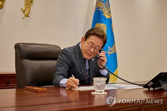 クオン国家主席と電話会談する李大統領（大統領室提供）＝（聯合ニュース）≪転載・転用禁止≫