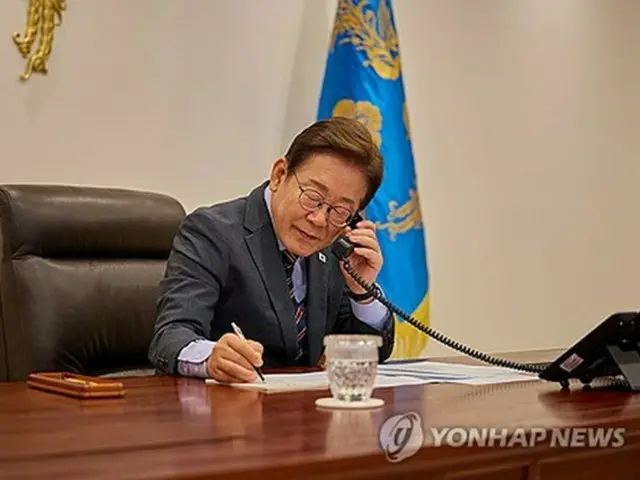 クオン国家主席と電話会談する李大統領（大統領室提供）＝（聯合ニュース）≪転載・転用禁止≫