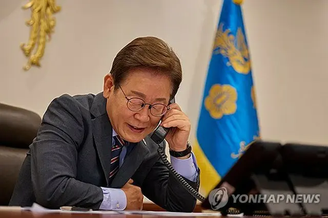 李大統領は１２日、ベトナムのルオン・クオン国家主席と就任後初となる電話会談を行った（大統領室提供）＝（聯合ニュース）≪転載・転用禁止≫