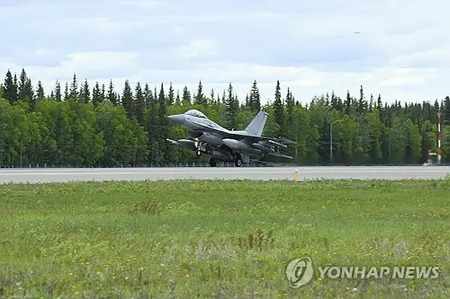 アラスカの基地に着陸するＫＦ１６（空軍提供）＝（聯合ニュース）≪転載・転用禁止≫