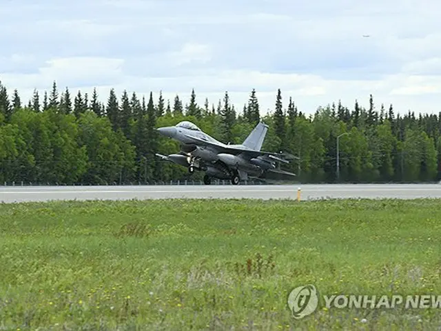 アラスカの基地に着陸するＫＦ１６（空軍提供）＝（聯合ニュース）≪転載・転用禁止≫