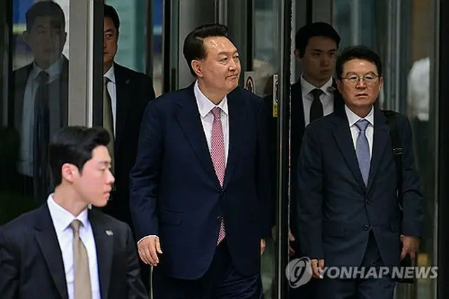 第６回公判に出席するためソウル中央地裁に向かう尹前大統領＝９日、ソウル（聯合ニュース）