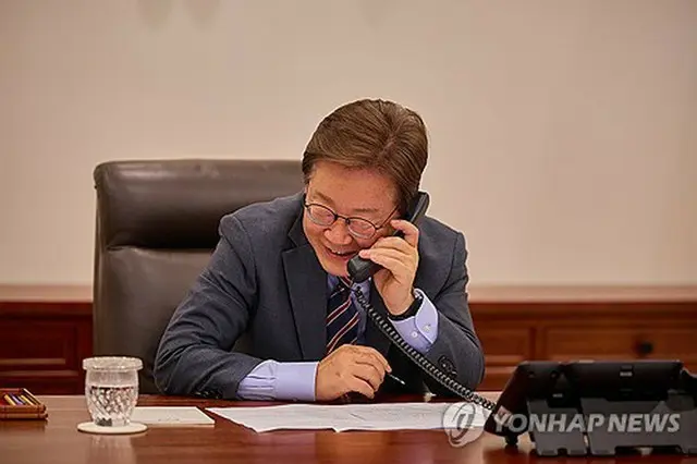 オーストラリアのアルバニージー首相と電話会談を行う韓国の李大統領（大統領室提供）＝（聯合ニュース）