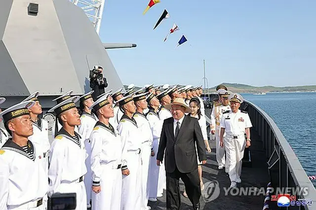 進水式に出席した金正恩（キム・ジョンウン）国務委員長（朝鮮労働党総書記）＝（朝鮮中央通信＝聯合ニュース）≪転載・転用禁止≫