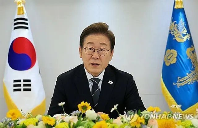 大統領室で開いた経済団体や大企業のトップらとの会合で発言する李大統領＝１３日、ソウル（聯合ニュース）