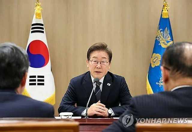 大統領室で経済安全保障の緊急点検会議を開く李大統領＝１３日、ソウル（聯合ニュース）