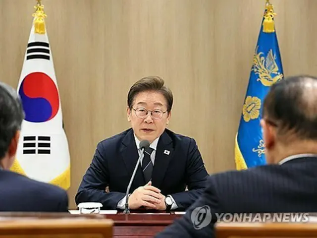 大統領室で経済安全保障の緊急点検会議を開く李大統領＝１３日、ソウル（聯合ニュース）