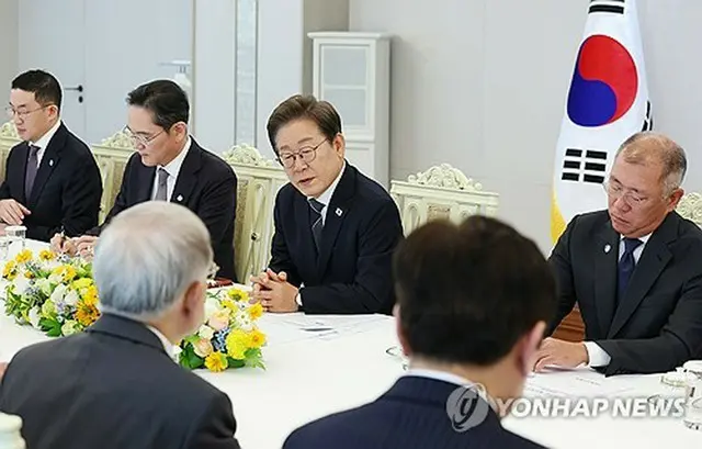 サムスン電子会長ら５大グループや経済団体のトップと会合する李大統領（中央、大統領室通信写真記者団）＝１３日、ソウル（聯合ニュース）