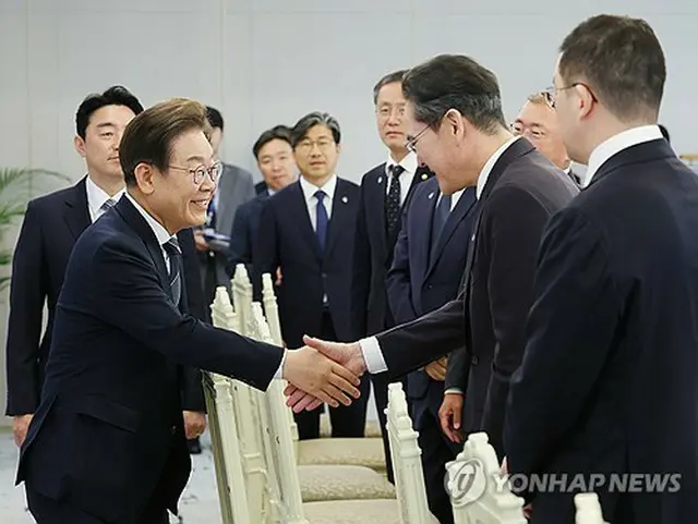 李在鎔氏（右）と握手する李大統領（大統領室通信写真記者団）＝１３日、ソウル（聯合ニュース）