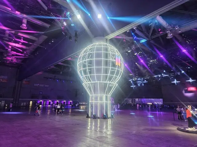 ＢＴＳ　ＦＥＳＴＡのイベント会場に展示されたペンライト型の大型オブジェ＝（聯合ニュース）