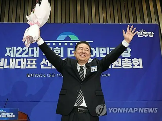 「共に民主党」の院内代表に選出された金炳基国会議員（共同取材）＝１３日、ソウル（聯合ニュース）