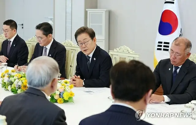 サムスン電子会長ら５大グループや経済団体のトップと会合する李大統領（中央、大統領室通信写真記者団）＝１３日、ソウル（聯合ニュース）