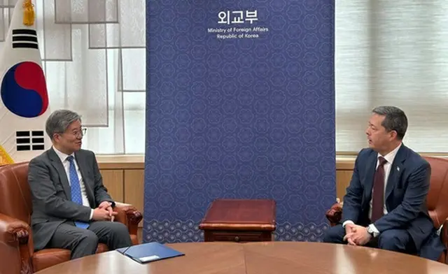 経済分野での協力について協議する金希相氏（左）とオニール氏（外交部提供）＝（聯合ニュース）≪転載・転用禁止≫
