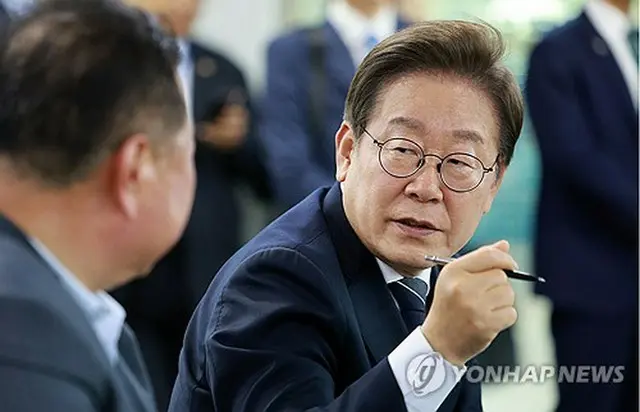 南北境界線付近に暮らす住民との懇談会を開く李大統領＝１３日、坡州（聯合ニュース）