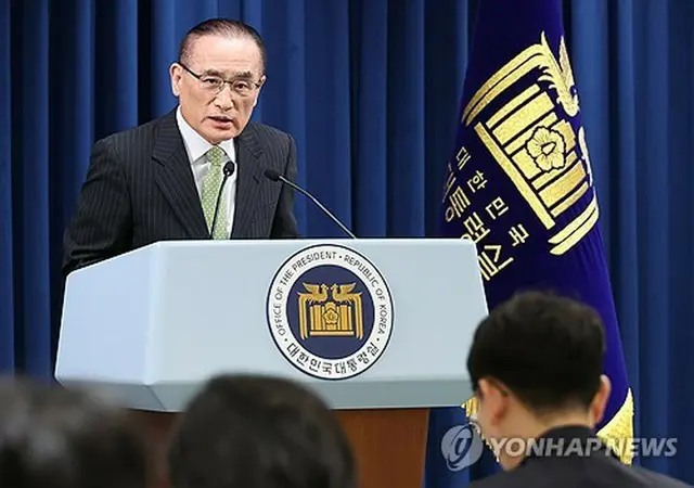 会見を行う魏聖洛・国家安保室長＝１５日、ソウル（聯合ニュース）