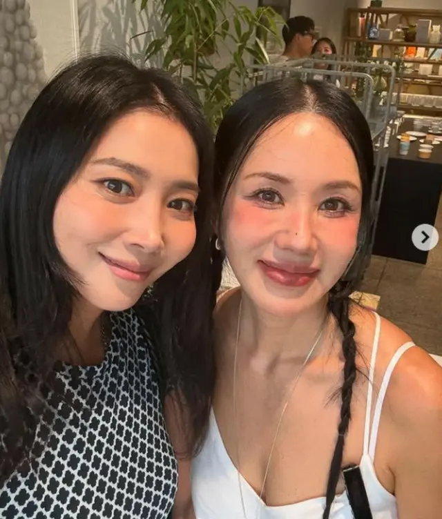 女優オ・ユナがオム・ジョンファと撮った2ショットを公開した。