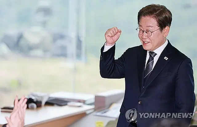 北朝鮮に近い京畿道漣川郡の陸軍前線部隊を視察する李大統領＝１３日、漣川（聯合ニュース）