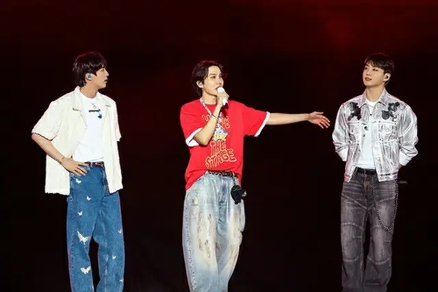 Ｊ－ＨＯＰＥ（中央）のコンサートにゲストとして出演したＪＩＮ（左）とＪＵＮＧ　ＫＯＯＫ（ビッグヒットミュージック提供）＝（聯合ニュース）≪転載・転用禁止≫