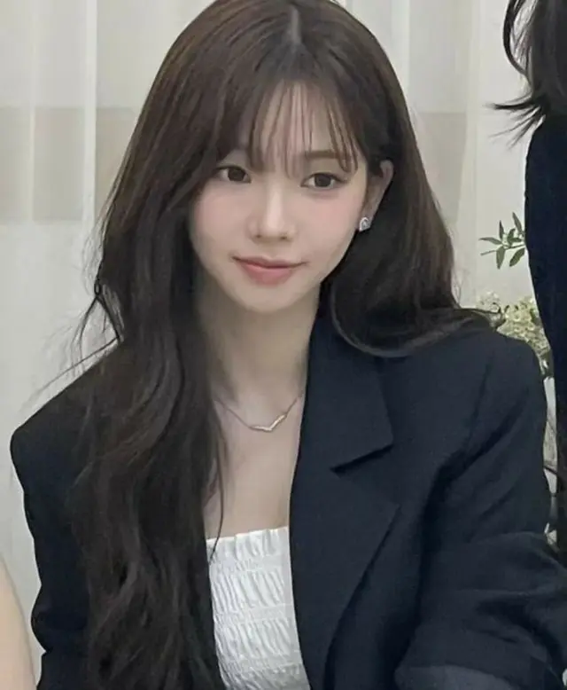 「aespa」KARINA、実姉の結婚式でスーツ姿…美貌ポテンシャルが爆発した「迷惑（？）ゲスト」
