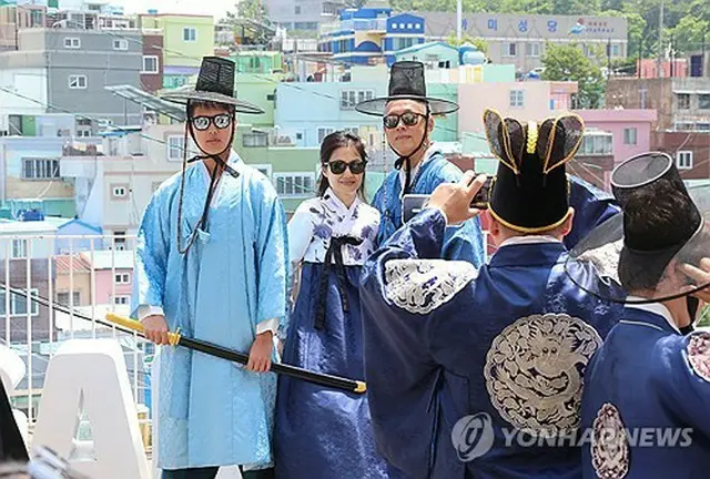 韓国伝統衣装の韓服を着て釜山観光を楽しむ外国人客（資料写真）＝（聯合ニュース）